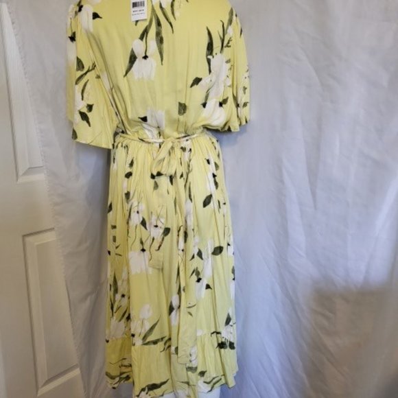 Rachel Roy Plus Size V-Neck, Floral, Size 3X, Flutter Sleeves, Pale Yellow, NWT - Picture 4 of 14